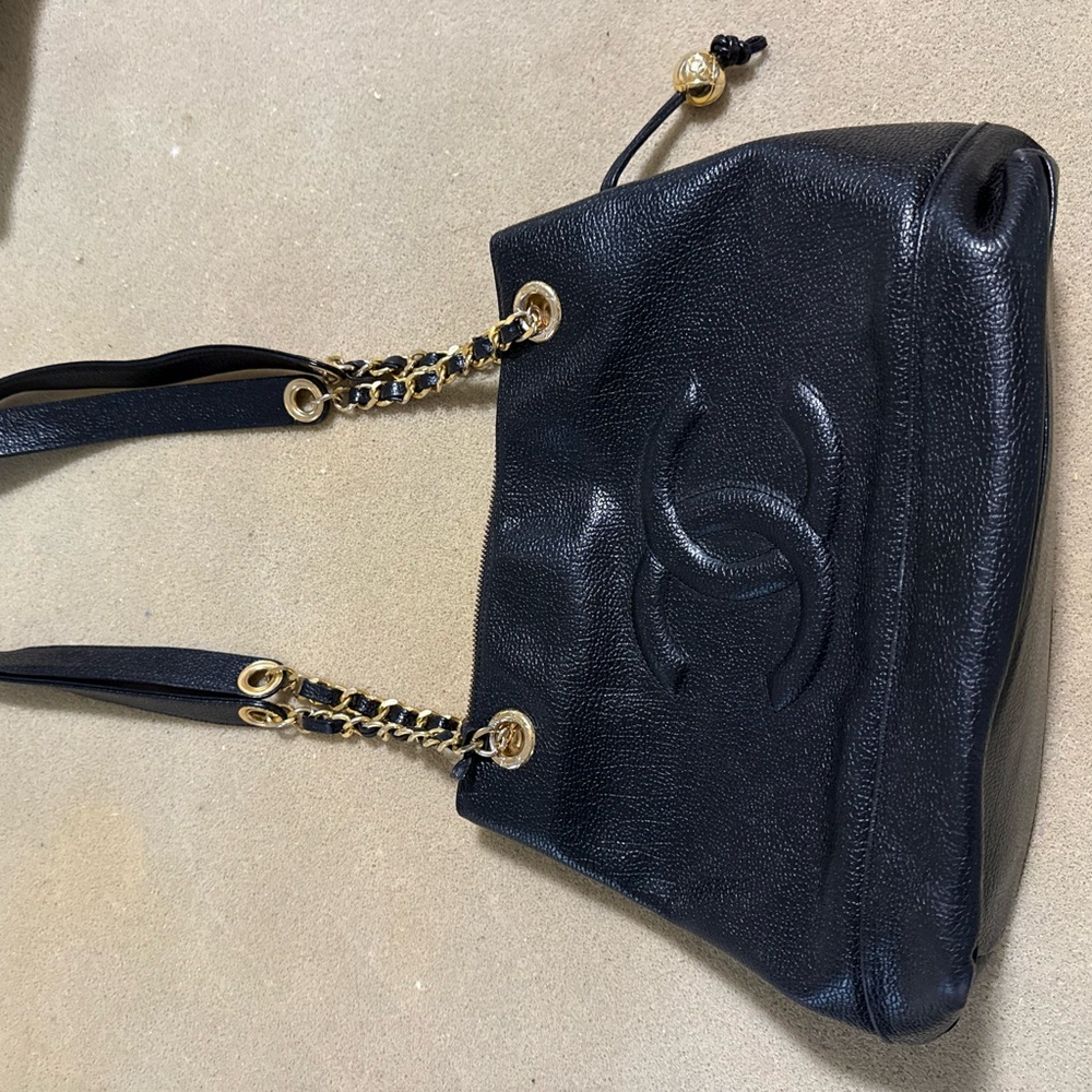 Chanel Black Shoulder Bag with Gold Chain vintage - Picture 2 of 4